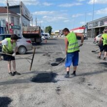 В Белореченске продолжается сезонная ликвидация дефектов дорожного полотна