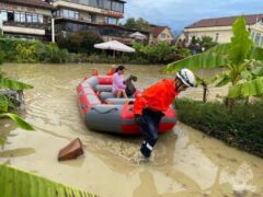 МЧС России продолжает помогать людям и откачивать воду из подтопленных зданий при помощи специальной техники (+видео)