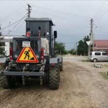 Тяжелая коммунальная техника продолжает выравнивать межквартальные проезды в гравийном исполнении