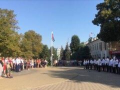 Символ, который объединяет: в День Государственного флага России на городской площади между зданиями двух администраций прошло торжественное мероприятие