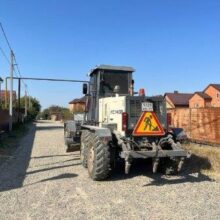 Автопарк городского автопарка продолжает ровнять межквартальное полотно