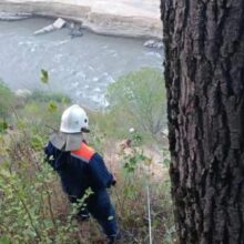 Покоритель горной реки и зыбучих песков: бойцы городского ГО и ЧС сняли с крутого склона очередного экстремала