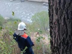 Покоритель горной реки и зыбучих песков: бойцы городского ГО и ЧС сняли с крутого склона очередного экстремала