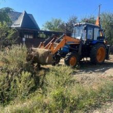 Простая халатность – большие проблемы: службы городского хозяйства прочищают кюветы от неслучайного мусора