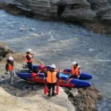 Укротители водной стихии: городские спасатели эвакуировали из бурлящего потока реки Белой туриста