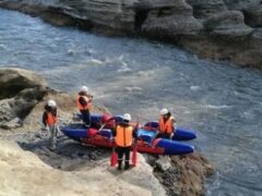 Укротители водной стихии: городские спасатели эвакуировали из бурлящего потока реки Белой туриста