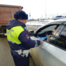 Белореченские автоинспекторы напоминают водителям о дорожной безопасности на зимней дороге