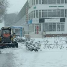 На очистку от интенсивного снегопада выведены все службы города