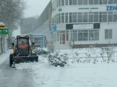 На очистку от интенсивного снегопада выведены все службы города