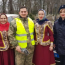 В Белореченске сотрудницы Госавтоинспекции и городского культурно-развлекательного центра поздравляют мужчин-водителей с 23 февраля