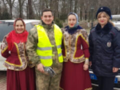 В Белореченске сотрудницы Госавтоинспекции и городского культурно-развлекательного центра поздравляют мужчин-водителей с 23 февраля