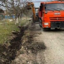 Параллельно со строительством новых дренажных коридоров, в городе ведется расчистка поверхностных кюветов