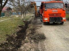 Параллельно со строительством новых дренажных коридоров, в городе ведется расчистка поверхностных кюветов