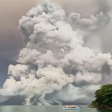 Извержение вулкана привело к эвакуации и отмене рейсов