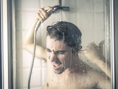 Все еще моетесь по утрам? А ученые доказали вред утренних процедур!