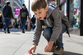 Подобрав на улице купюру, мальчик лишился пальцев